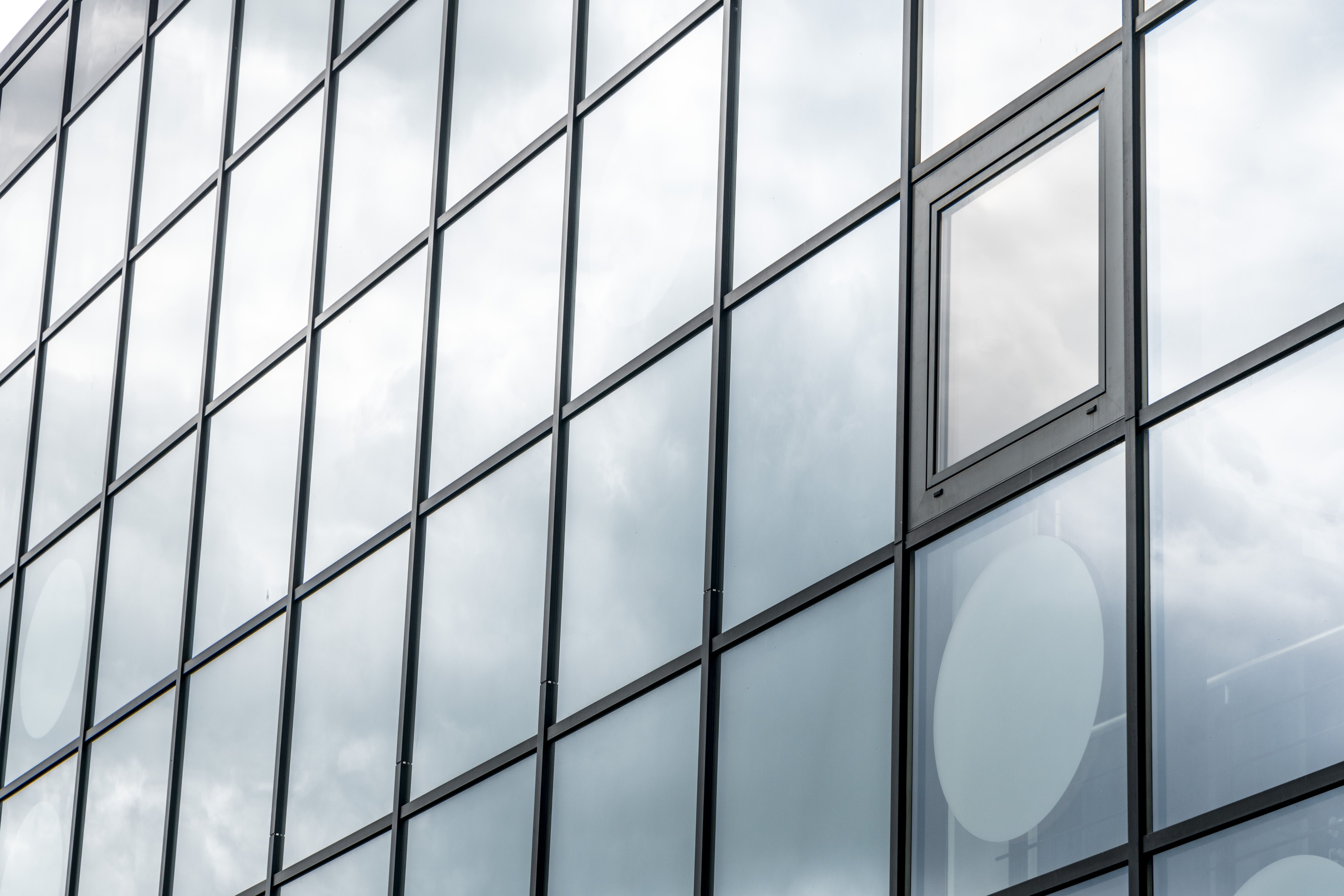 Aluminium curtain walling